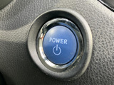 電源ボタンは表示が明確で、運転席から位置を把握しやすい配置です。周囲のパネルになじむ形でまとまり、車内で必要な操作を確認しやすい使い勝手にも配慮されています。