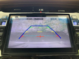 後方の様子を画面で確認しながら駐車でき、表示されたガイド線が車庫入れや縦列駐車をサポートします。目視とあわせて周囲を確認しやすく、駐車時の不安を軽減してくれる便利な装備です。