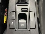 停車時にブレーキを踏むとそのまま保持してくれるブレーキホールド!シフトをPポジションに入れると自動で作動しブレーキを踏みながらDポジションに入れると解除されるオート機能付き。