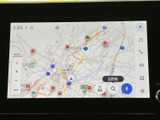 地図上に現在地や周辺の道路、施設情報が表示され、目的地までの道順を確認する際に便利です。画面を見ながら行き先を設定できるため、初めての場所へのお出かけにも役立ちます。