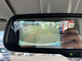 後方の映像とガイド表示を確認でき、駐車時の位置合わせをサポートします。周囲の状況を把握しやすく、車庫入れやバックでの移動を助けてくれる便利な装備です。