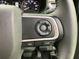 ステアリング上にはクルーズコントロールや走行モード関連のスイッチが集約されています。運転席から手元を見ながら操作しやすく、必要な機能を使い分けられます。