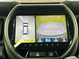 車両周辺の映像と俯瞰表示を切り替えて確認でき、駐車時の周囲確認をサポートします。ガイド表示も備わり、車庫入れや切り返しの際に便利です。
