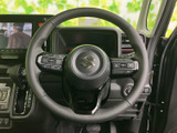 手元の左右にスイッチが配置され、運転姿勢を大きく変えずに各種操作を行いやすいレイアウトです。握りやすい形状と見やすいボタン配置で、毎日の運転を快適にサポートします。