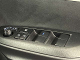 格納式リモコンドアミラーと、パワーウィンドウマスタースイッチです。車内の換気も運転席から簡単に行えます。