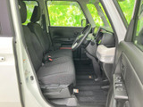 前席は座面と背もたれにゆとりを感じさせる形状で、運転席まわりを見渡しやすい室内です。ドア側にもスイッチがまとまり、乗り降りの際に確認しやすい配置です。