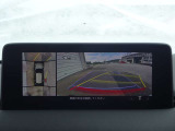 【360&deg;ビュー・モニター】前後左右4つのカメラ映像をさまざまな走行状況に応じて切り替えてセンターディスプレイに表示することで、駐車時や狭い道でのすれ違い時、見通しの悪い交差点進入時でも安心感を高めます。