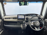 運転席から前方を見渡しやすく、メーターやナビ画面も視線を移しやすい位置にあります。座席まわりは落ち着いた色調で、毎日の運転を快適に始められます。