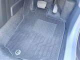 運転席フロアマットです。使用感がございますが、目立った汚れなどはありません。