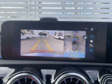 【360&deg;カメラシステム】4つのカメラにより、車両周囲を俯瞰で確認することができます。カメラの呼び起しは手動でも可能ですので、狭い道でも安心してお乗りいただけます。