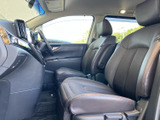 前席は身体を支えるシート形状で、運転席と助手席にゆとりを感じられる室内です。前方の視界も開けており、同乗者とともに落ち着いて過ごせる空間が広がります。