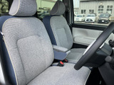 明るい色合いのシートが広がり、運転席まわりも落ち着いた雰囲気です。前方や側方の窓から外を確認しやすく、乗り降りの際にも室内の様子が把握しやすい空間です。