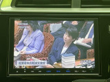 停車中にテレビ番組を視聴できる画面を備えています。画面上に番組映像が表示され、休憩時間などに映像を楽しみたい方に便利です。車内で過ごすひとときに活用できる装備としてご注目ください。