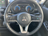 手元に複数のスイッチがまとまり、運転中も視線を前方に向けたまま必要な操作へアクセスしやすい構成です。メーターとの位置関係も分かりやすく、毎日の運転を便利にサポートします。