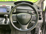 手になじみやすい形状で、運転姿勢を保ちながら握りやすいステアリングです。手元には複数のスイッチも備わり、視線を大きく移さずに操作しやすい配置となっています。