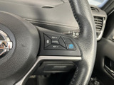 ハンドルの近くにレバーを配置し、運転席から手を伸ばして操作しやすいレイアウトです。周囲のスイッチ類も視界に入り、必要な操作を確認しやすくなっています。