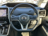 手になじみやすい形状で握りやすく、運転姿勢を保ちながら扱いやすいステアリングです。手元には複数のスイッチがまとまり、視線を大きく外さずに各種機能へアクセスできる点も便利です。