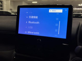 オーディオの選択画面には交通情報やBluetooth、USBなどの項目が表示され、使いたい音源を選びやすい構成です。画面上で項目を確認でき、日常の移動に合わせて活用できます。