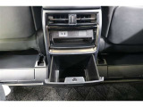 車載冷蔵庫など最大消費電力100W以下の電気製品を使用できる【100V・100W電源】を装備しています。スマホなどの充電はもちろん、電気ブランケットの給電など車内にあると便利なアイテムのひとつですね!