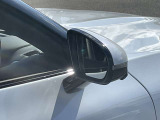 【ブラインドスポットアシスト】走行中車両の斜め後ろの死角エリアをモニタリングし、ドアミラー内蔵のインジケーターを点灯させて注意喚起し、安全な走行のサポートをします。