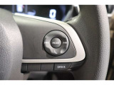 ステアリングには運転中でも簡単に操作できる各種スイッチついてます