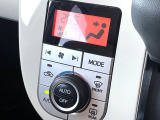 【オートエアコン】一度お好みの温度に設定すれば、車内の温度を検知し風量や温度を自動で調整。暑い&hellip;寒い&hellip;と何度もスイッチ操作をする必要はありません。快適な車内空間には必須の機能ですね♪