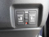 両側電動スライドドアです。運転席やキーレスから開閉が出来てとても重宝します。
