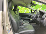 運転席と助手席は、身体を受け止める形状のシートで落ち着いて座れる空間です。前方や左右の視界も広がり、乗り降りから着席まで日常使いしやすい印象です。