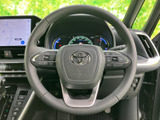 手元に各種スイッチが配置され、運転姿勢を大きく変えずに必要な機能へアクセスしやすい設計です。中央のホーン部分も含め、運転席から主要な操作部を見渡しやすくなっています。