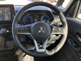 手元にスイッチが配され、運転姿勢を大きく変えずに各種機能へアクセスできます。メーターの情報を見ながら扱いやすく、日常の運転を支える便利な装備として活躍します。