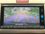 後方の映像と目安となるガイド線が画面に表示され、駐車時に周囲との距離感を確認する際に役立ちます。車庫入れや後退時の目視確認を助け、落ち着いて操作しやすい便利な装備です。