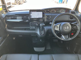 中央の画面は地図表示が確認でき、運転席からも見やすい位置に配置されています。周囲には空調や各種操作部がまとまり、表示を確認しながら扱いやすい構成。日々の移動を便利に支えます。