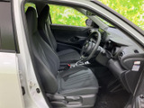 前席は座面と背もたれにゆとりを感じる形状で、運転席から前方を見渡しやすいレイアウトです。落ち着いた色合いで、乗り降りもしやすい開口部です。