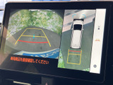 後方の映像に加えて車両周辺を上から見た表示も確認でき、駐車時の周囲確認をサポートします。ガイド線も表示されるため、駐車スペースに合わせた位置合わせに役立ちます。