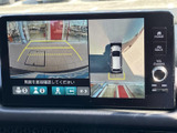 後方の映像に加えて車両周辺の様子も画面で確認でき、駐車時の周囲確認をサポートします。目視と合わせて活用することで、狭い場所での車庫入れにも役立ちます。