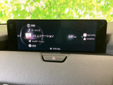 オーディオやナビゲーションなどの項目が画面に並び、目的のメニューを確認しやすい表示です。各種情報への切り替えも分かりやすく、日常の移動をサポートします。