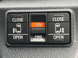 【両側パワースライドドア】スマートキーや運転席のスイッチで後席両側スライドドアの開閉が可能♪電動だから力を入れてドアを開ける必要が無く、小さなお子様でも簡単に開け閉めでき快適です♪