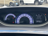 速度計や各種表示がまとまって配置され、運転中に必要な情報を確認しやすいメーターまわりです。走行状況や燃料の表示などを目で追いやすく、日々の運転を支えてくれます。