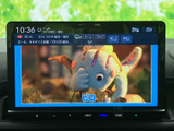 テレビ番組の映像を表示できる画面を備えています。停車中の休憩時間などに映像を視聴でき、待ち時間を過ごす際にも便利です。番組情報や操作項目も画面内で確認でき、視聴に関する操作を行いやすい構成です。