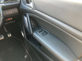 窓はすべてオートです。ブルーとオレンジのステッチがお洒落です!