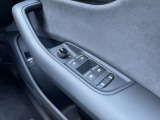 ミラーヒーター、ミラー格納、ミラー調整スイッチ、窓の開閉操作。Audiでは触感開発チームがあり、クリック感は操作する喜びを感じていただけます。