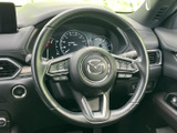 手元に複数のスイッチがまとまり、運転姿勢を保ちながら各種機能へアクセスしやすい設計です。握りやすい形状と見やすい表示で、日々の運転を快適にサポートします。