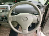 手になじみやすい形状で、運転中も握りやすい印象です。メーターや各種操作部を見渡しやすい位置にまとまり、毎日の運転をスムーズに支えます。