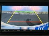 後方の様子を画面で確認でき、ガイドラインを目安に駐車位置を把握しやすい装備です。バック時の後方確認をサポートし、日々の駐車に役立ちます。