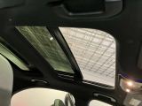 パノラミックルーフで明るい車内と開放感あるドライブをお楽しみいただけます。