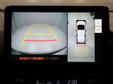 パノラミックビューモニターを装備。駐車場や交差点でクルマを真上から見るように周囲を確認できます。機能の詳細は販売店スタッフまでおたずねください。