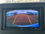 後方の映像とガイドラインを画面で確認でき、駐車時に車両後方の状況を把握する目安になります。周囲を直接確認しながら活用できるため、車庫入れや縦列駐車の際にも便利です。