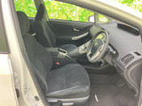 前席は視界が広く、運転席と助手席の間もすっきりしたレイアウトです。シートに腰掛けた際の落ち着きやすさに加え、乗り降りのしやすさも日常でうれしいポイントです。
