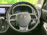 手になじみやすい形状のステアリングが運転席正面に配置されています。メーターを確認しながら握りやすく、運転姿勢を整えやすい設計です。日々の運転を支える基本装備としてお使いいただけます。