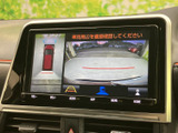 後方の映像に加えて車両周辺を俯瞰した表示も確認でき、駐車時の周囲確認をサポートします。画面上のガイド表示を目安にしながら、車庫入れや縦列駐車を行う際に便利です。